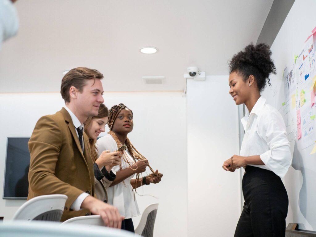 businesswoman-female-lady-person-people-businessman-male-group-meeting-conference-talking-speak-disc-2048x1536 (1)